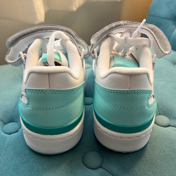 NEW Adidas Low Court women’s  size 6, with aqua stripes basketball shoe - Picture 7 of 11